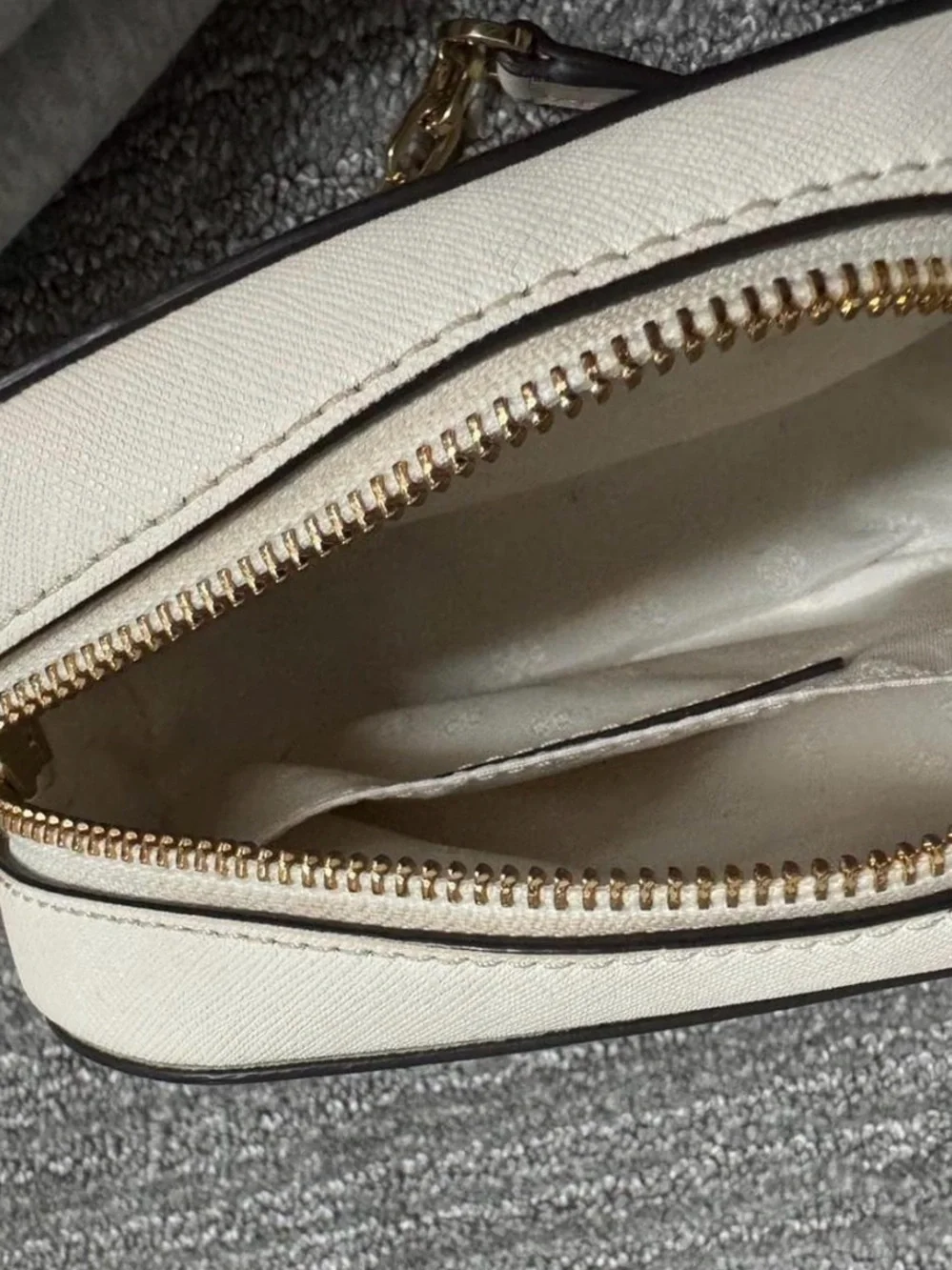 Tory Burch Robinson Cream Crossbody Bag with Gold Chain Strap